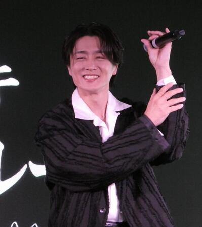 　笑顔の真田ナオキ