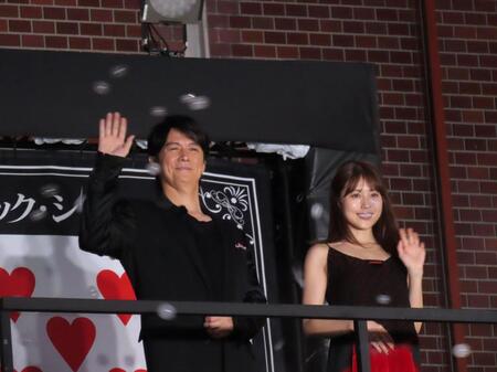 　西武新宿駅前で映画「ブラック・ショーマン」の公開直前イベントに出席した福山雅治（左）と有村架純