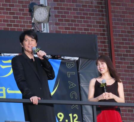 　西武新宿駅前で映画「ブラック・ショーマン」イベントに出席した福山雅治（左）と有村架純