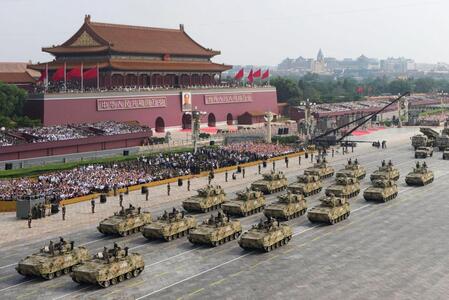 　北京の天安門前をパレードする中国人民解放軍の軍事車両（新華社＝共同）