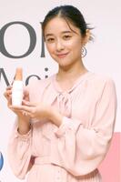 　写真に応じる堀田真由＝都内