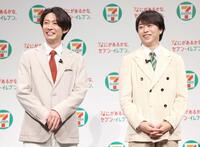 　笑顔を見せる相葉雅紀（左）と櫻井翔