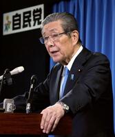 　自民党役員会後、記者会見する森山幹事長＝２日