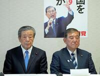 　自民党の役員会に臨む森山幹事長（左）と石破首相＝２日