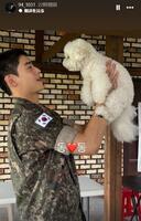 ペ・ジワンの公式インスタグラム＠９４＿１０３１より　愛犬・ドンドンと再会し笑顔を見せるチャウヌ