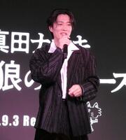 　歌唱する真田ナオキ