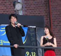 　西武新宿駅前で映画「ブラック・ショーマン」イベントに出席した福山雅治（左）と有村架純