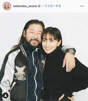 ２０２２年８月、中田クルミ（右）と結婚したことを発表した浅野忠信のインスタグラム＠ｔａｄａｎｏｂｕ＿ａｓａｎｏより