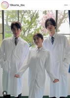 「１９番目のカルテ」の公式インスタグラム＠１９ｋａｒｔｅ＿ｔｂｓより。右が清水容疑者 