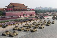 　北京の天安門前をパレードする中国人民解放軍の軍事車両（新華社＝共同）