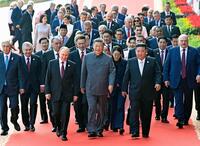 　抗日戦争勝利80年記念行事に出席した各国首脳らと、軍事パレードの観覧に向かう中国の習近平国家主席（前列中央）とロシアのプーチン大統領（同左）、北朝鮮の金正恩朝鮮労働党総書記（同右）＝（新華社・共同）