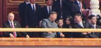 　抗日戦争勝利80年記念行事に出席し北朝鮮の金正恩朝鮮労働党総書記（右）と言葉を交わす中国の習近平国家主席。左はロシアのプーチン大統領＝北京の天安門（共同）