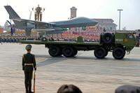 　北京の天安門前をパレードする中国人民解放軍の無人機（ＡＰ＝共同）