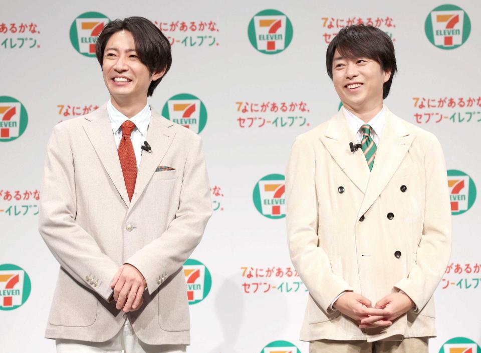 　笑顔を見せる相葉雅紀（左）と櫻井翔