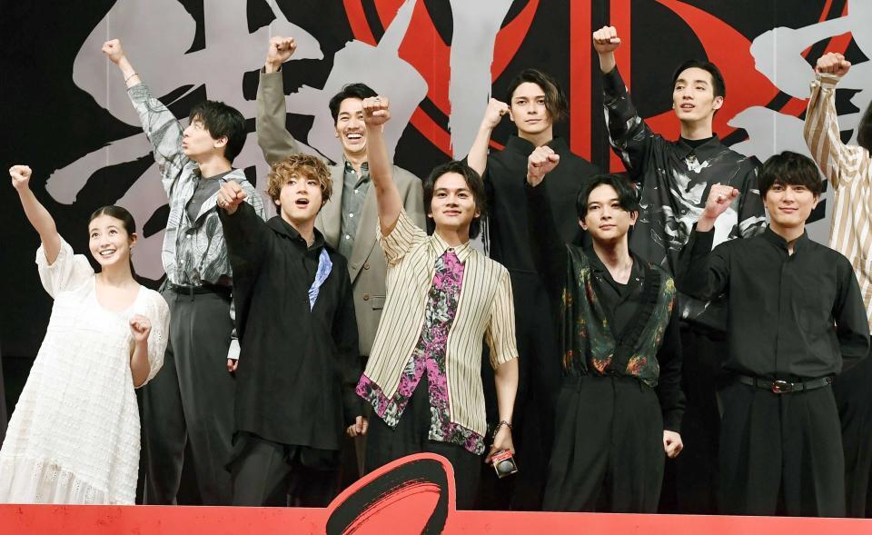 　映画「東京リベンジャーズ」のイベントに出席した清水尋也容疑者（後列右端）＝２３年６月