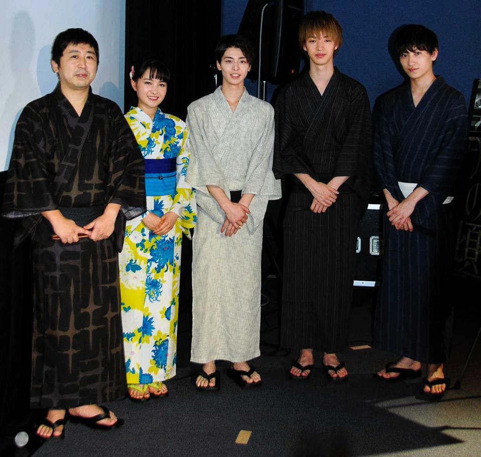 　浴衣姿で舞台あいさつに登場した（左から）小林啓一監督、葵わかな、高杉真宙、清水尋也容疑者、金子大地＝２０１７年