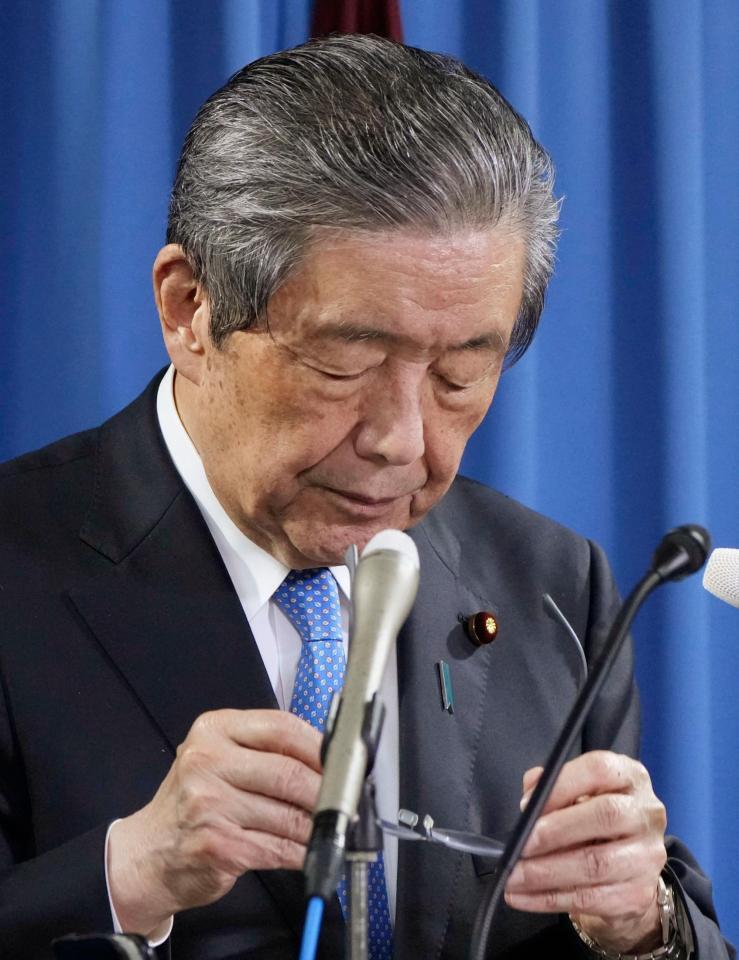 自民党の両院議員総会後、記者会見する森山幹事長＝２日