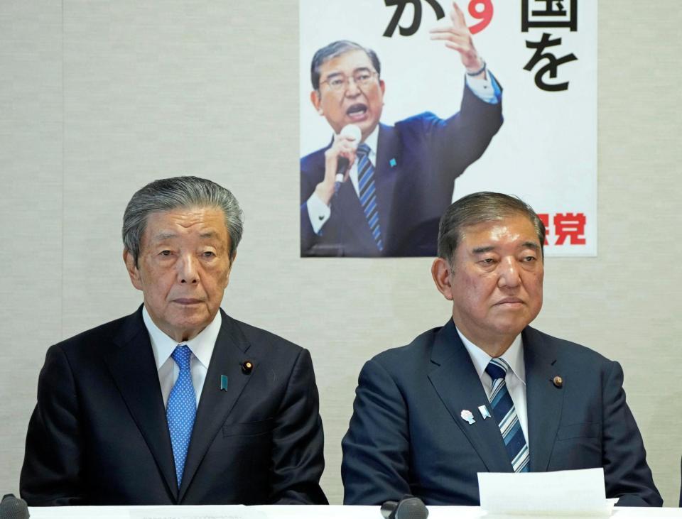 　自民党の役員会に臨む森山幹事長（左）と石破首相＝２日