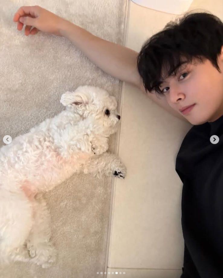 ＡＳＴＲＯ・チャウヌの公式インスタグラム＠ｅｕｎｗｏ．ｏ＿ｃより　愛犬・ドンドンと休暇を楽しむチャウヌ