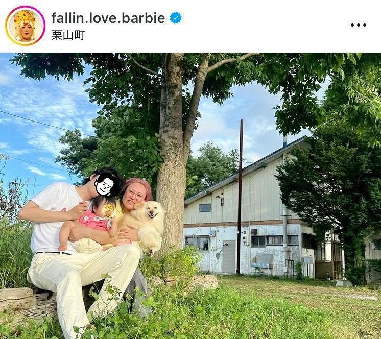 家族で地元・北海道栗山町へ。バービーのインスタグラム＠ｆａｌｌｉｎ．ｌｏｖｅ．ｂａｒｂｉｅ（８月１０日付）より 