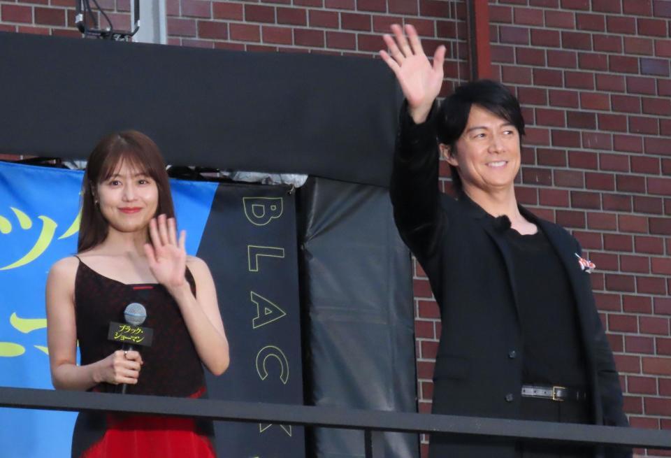 　映画「ブラック・ショーマン」公開直前イベントに出席した福山雅治（右）と有村架純
