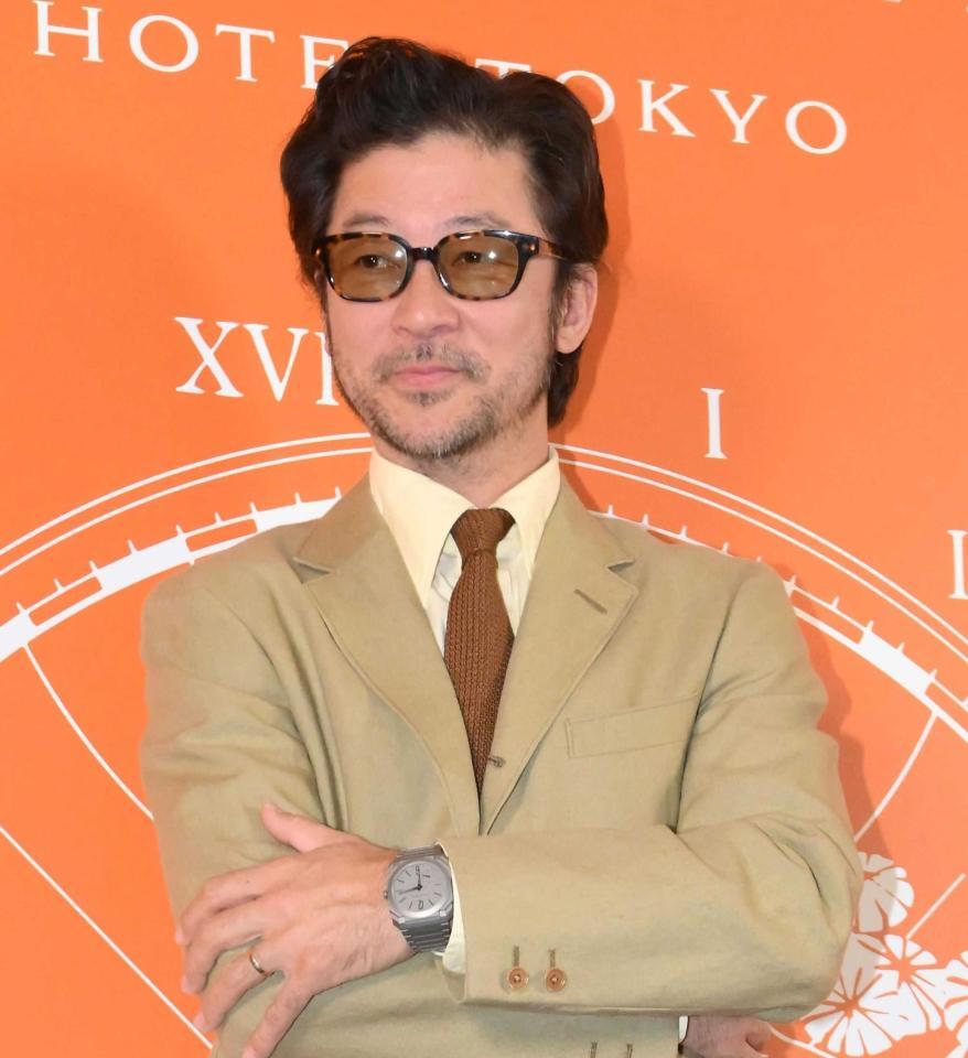 　浅野忠信。左手薬指に結婚指輪がキラリ（２０２３年４月）