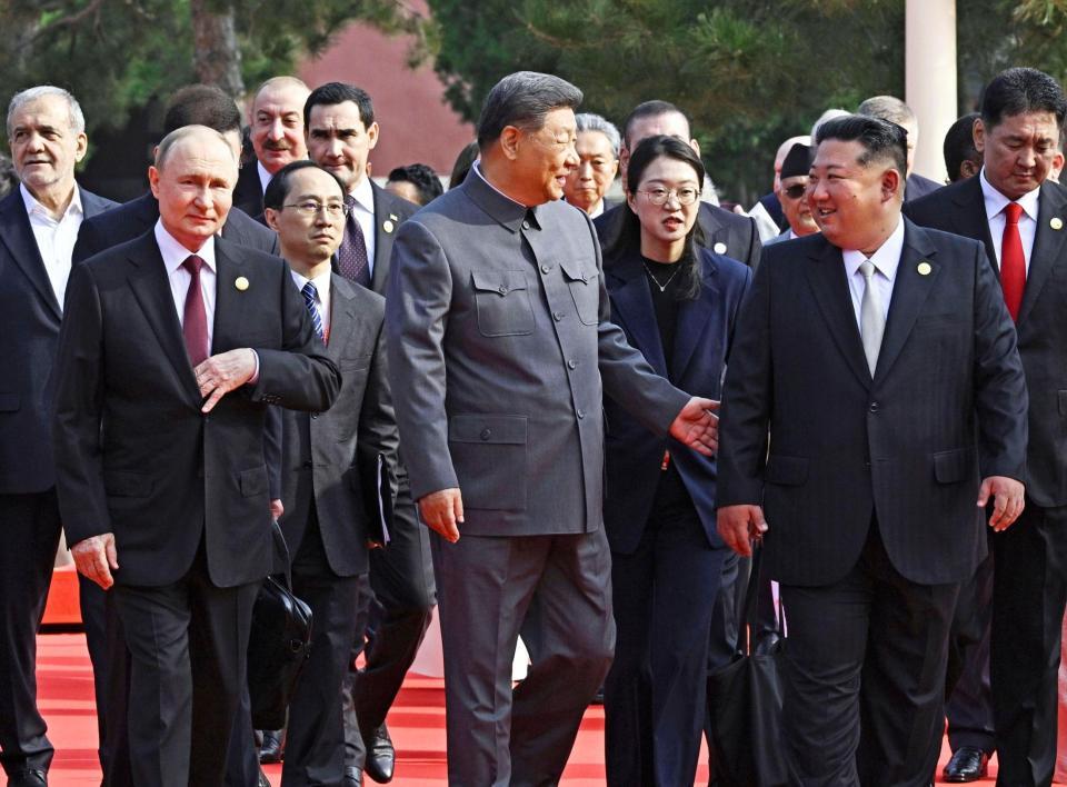 　抗日戦争勝利80年記念行事に出席した中国の習近平国家主席（中央）とロシアのプーチン大統領（左）、北朝鮮の金正恩朝鮮労働党総書記ら（ＡＰ＝共同）