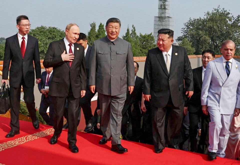 抗日戦争勝利80年記念行事に出席した中国の習近平国家主席（中央）とロシアのプーチン大統領（同左）、北朝鮮の金正恩朝鮮労働党総書記（同右）ら（ロイター＝共同）