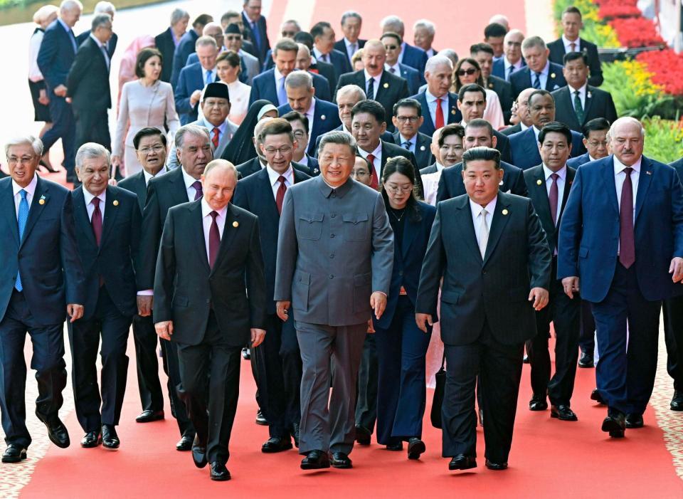 　抗日戦争勝利80年記念行事に出席した各国首脳らと、軍事パレードの観覧に向かう中国の習近平国家主席（前列中央）とロシアのプーチン大統領（同左）、北朝鮮の金正恩朝鮮労働党総書記（同右）＝（新華社・共同）