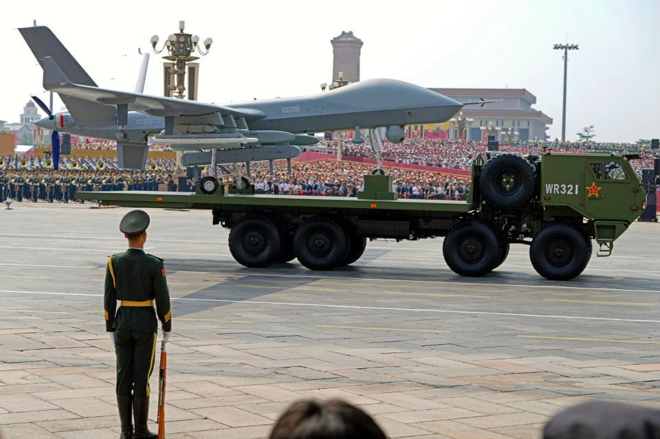 　北京の天安門前をパレードする中国人民解放軍の無人機（ＡＰ＝共同）