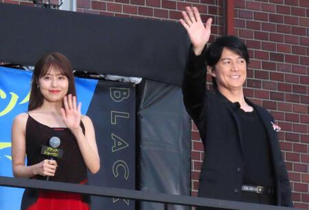 　映画「ブラック・ショーマン」公開直前イベントに出席した福山雅治（右）と有村架純