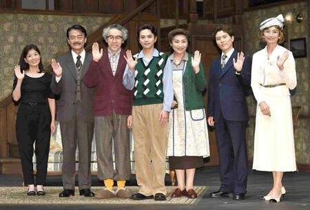 　プレスコールに登場した（左から）演出の小山ゆうな氏、神保悟志、浅野和之、佐藤勝利、松下由樹、入野自由、小島聖（撮影・佐藤厚）