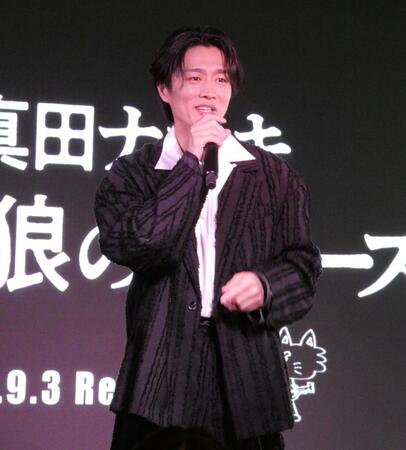 　歌唱する真田ナオキ