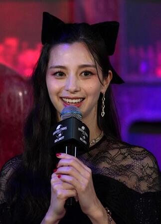 　インタビューに答える中条あやみ（撮影・高部洋祐）