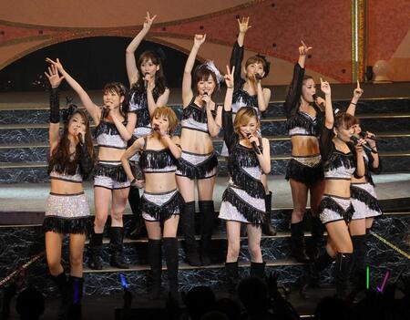 　２０１１年５月、モーニング娘。卒業生によるユニット「ドリーム　モーニング娘。」のライブより。前列左が飯田圭織