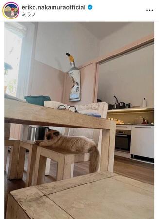 　シャビーな家具、絵の具のオブジェも素敵。中村江里子のインスタグラム＠ｅｒｉｋｏ．ｎａｋａｍｕｒａｏｆｆｉｃｉａｌより 