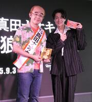 　写真撮影に応じる（左から）レッツゴーよしまさ、真田ナオキ