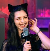 　黒い大きなリボンを頭につけて登場した中条あやみ（撮影・高部洋祐）