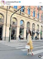 　プラハの街を歩く神田うの。ハイヒールにエルメスのケリーが素敵！インスタグラム＠ｕｎｏｋａｎｄａｏｆｆｉｃｉａｌより 