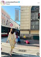 　プラハの街を歩く神田うの。すっごいヒールで颯爽と。手にはエルメスのケリー。インスタグラム＠ｕｎｏｋａｎｄａｏｆｆｉｃｉａｌより 