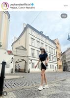 　プラハの街を歩く神田うの。スニーカーミニで颯爽と。インスタグラム＠ｕｎｏｋａｎｄａｏｆｆｉｃｉａｌより 