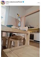 　シャビーな家具、絵の具のオブジェも素敵。中村江里子のインスタグラム＠ｅｒｉｋｏ．ｎａｋａｍｕｒａｏｆｆｉｃｉａｌより 