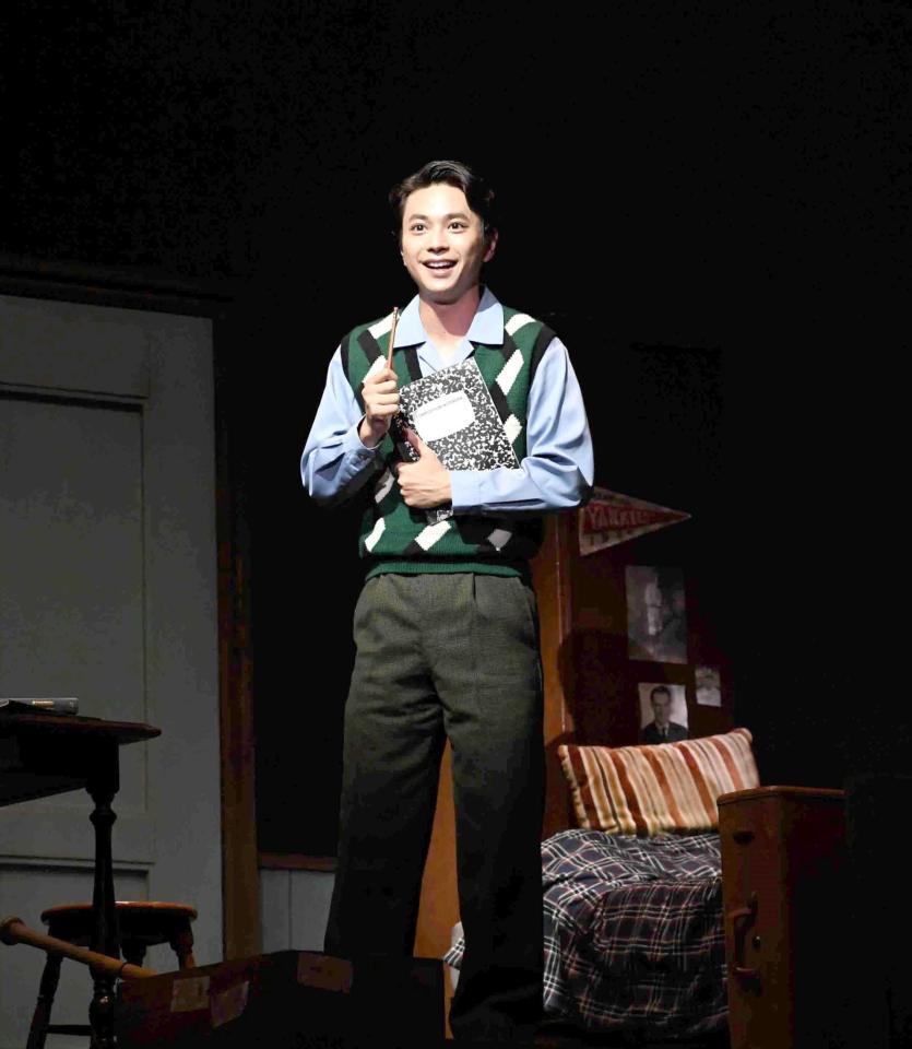 　主演舞台で熱演する佐藤勝利（撮影・佐藤厚）