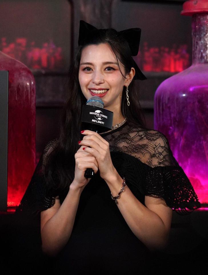 　インタビューに答える中条あやみ（撮影・高部洋祐）