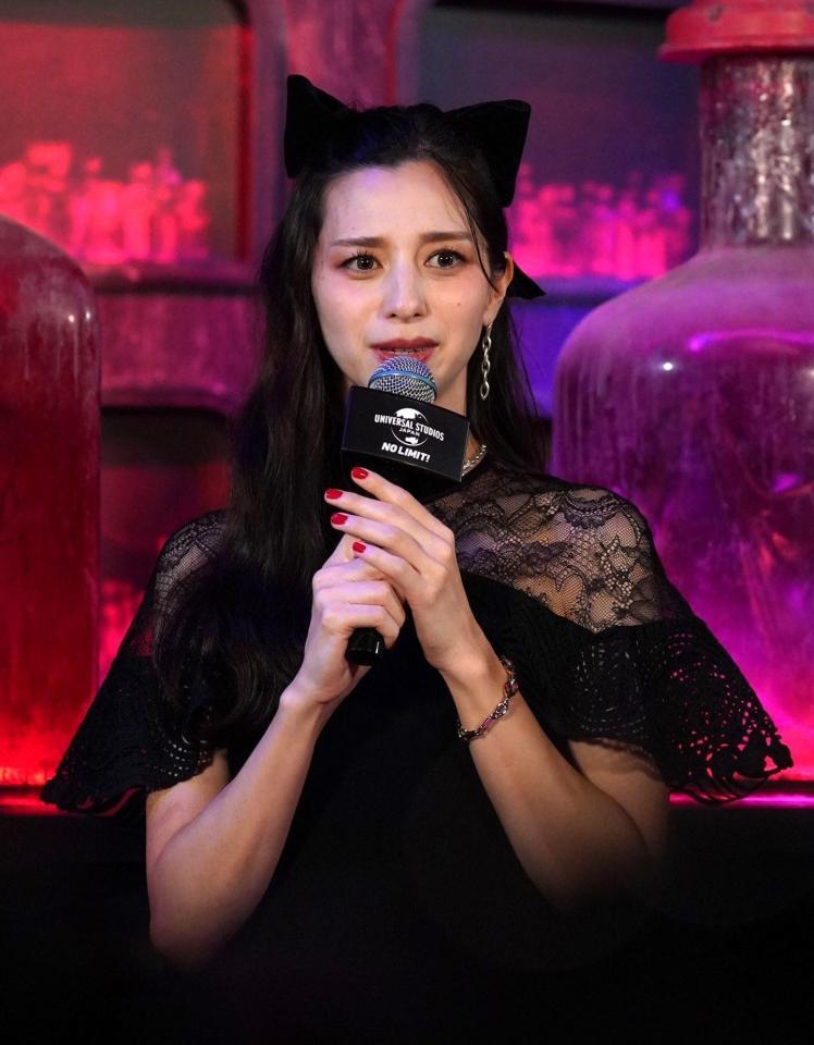 　インタビューに答える中条あやみ（撮影・高部洋祐）