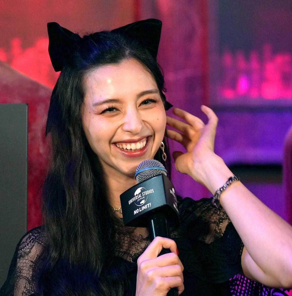 　黒い大きなリボンを頭につけて登場した中条あやみ（撮影・高部洋祐）