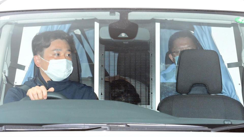 　勾留先に移送される清水尋也容疑者（中央）＝撮影・伊藤笙子