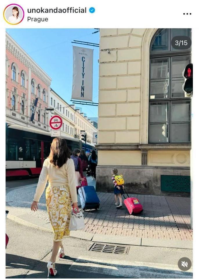 　プラハの街を歩く神田うの。すっごいヒールで颯爽と。手にはエルメスのケリー。インスタグラム＠ｕｎｏｋａｎｄａｏｆｆｉｃｉａｌより 