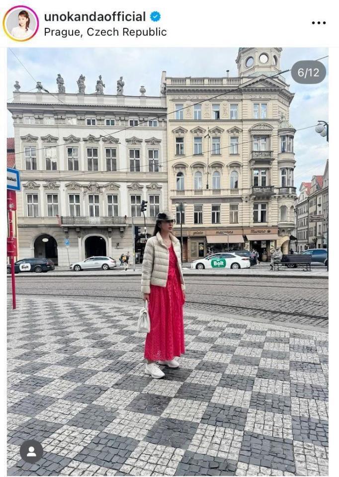 　プラハの街で。ユニクロのダウンもおしゃれに着こなす神田うの。インスタグラム＠ｕｎｏｋａｎｄａｏｆｆｉｃｉａｌより 