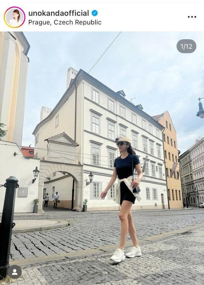 　プラハの街を歩く神田うの。スニーカーミニで颯爽と。インスタグラム＠ｕｎｏｋａｎｄａｏｆｆｉｃｉａｌより 